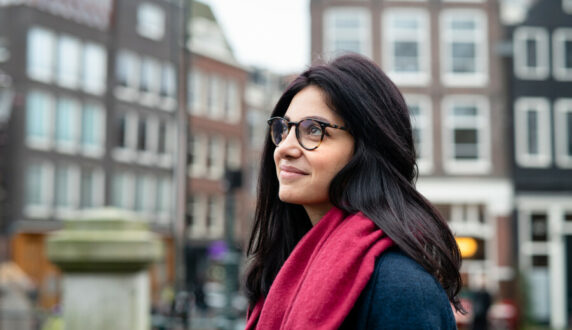 Jonge vrouw inzake een thuis zonder papieren