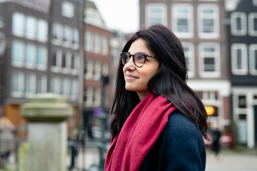 Jonge vrouw inzake een thuis zonder papieren