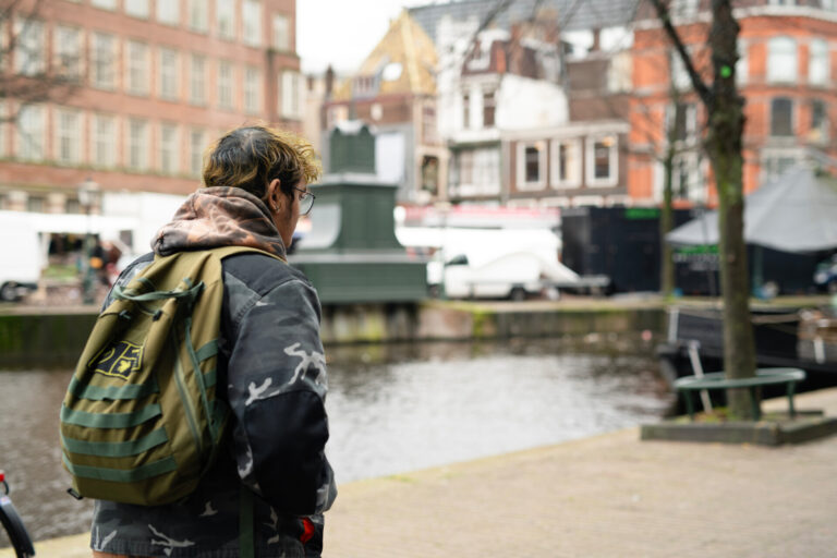 Dakloze jongere aan de wandel