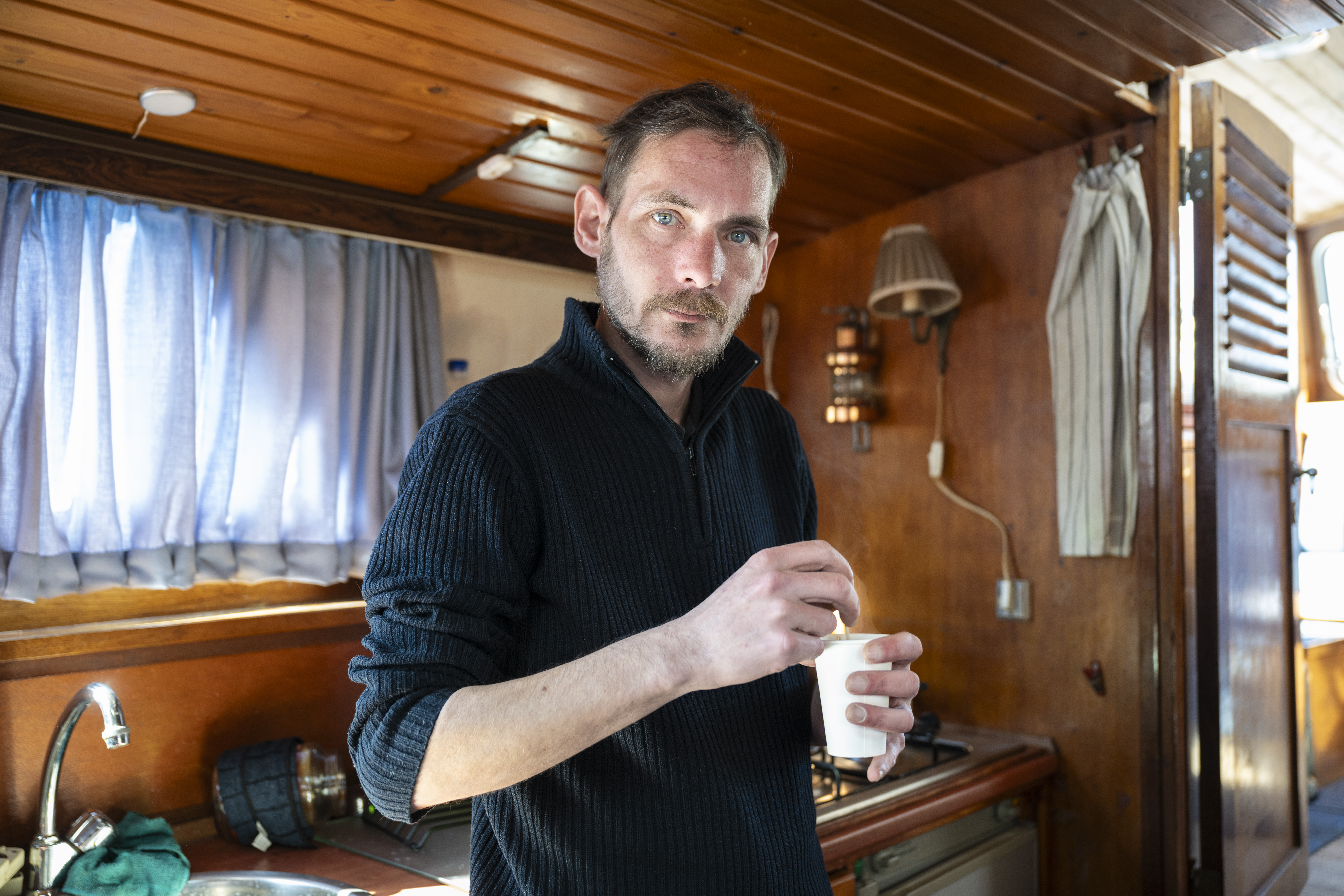 Xavier werkte als 15-jarige al in de binnenvaart, waar hij zijn liefde voor boten ontdekte en tegenwoordig op een boot woont. Dat geeft hem rust en vrijheid.