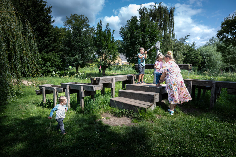Priscilla met kinderen in speeltuin